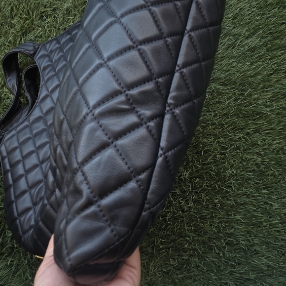 Yves Saint Laurent Black Quilted Tote with Gold Logo - Copy - Picture 11 of 16